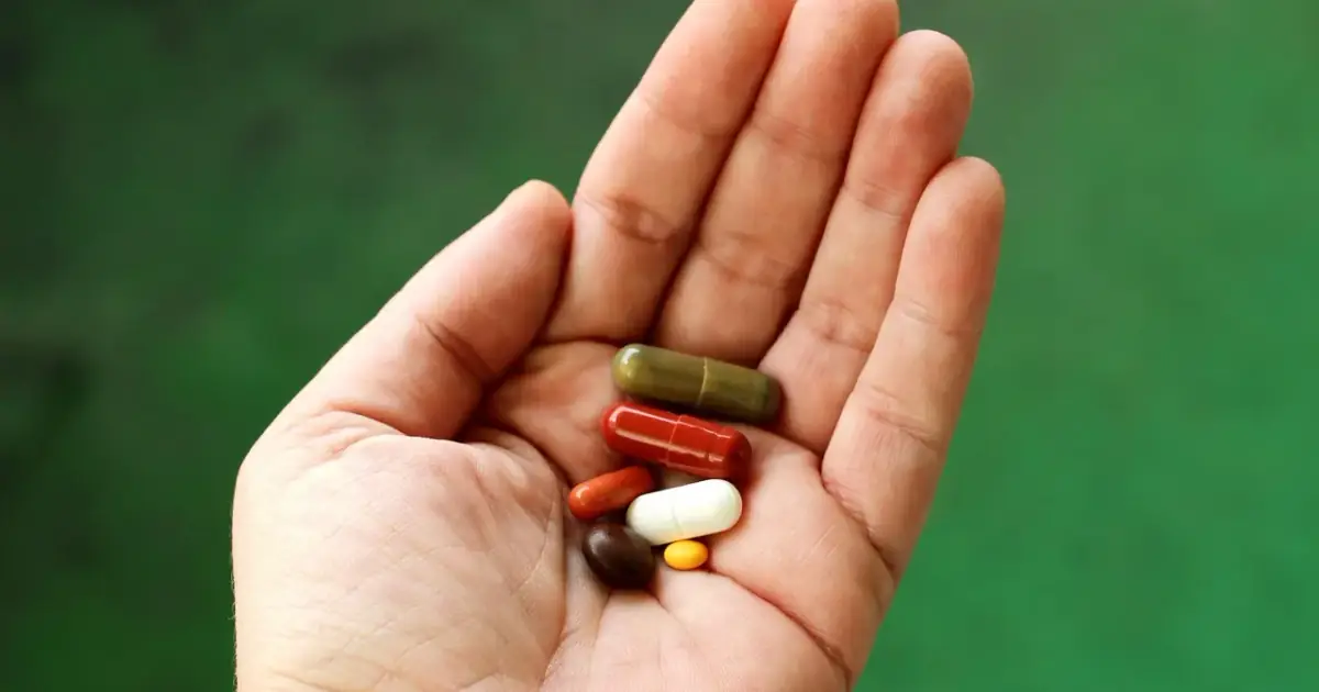 hand, tablets, capsules, health, disease, taking, pills, therapy, seeks, side effects