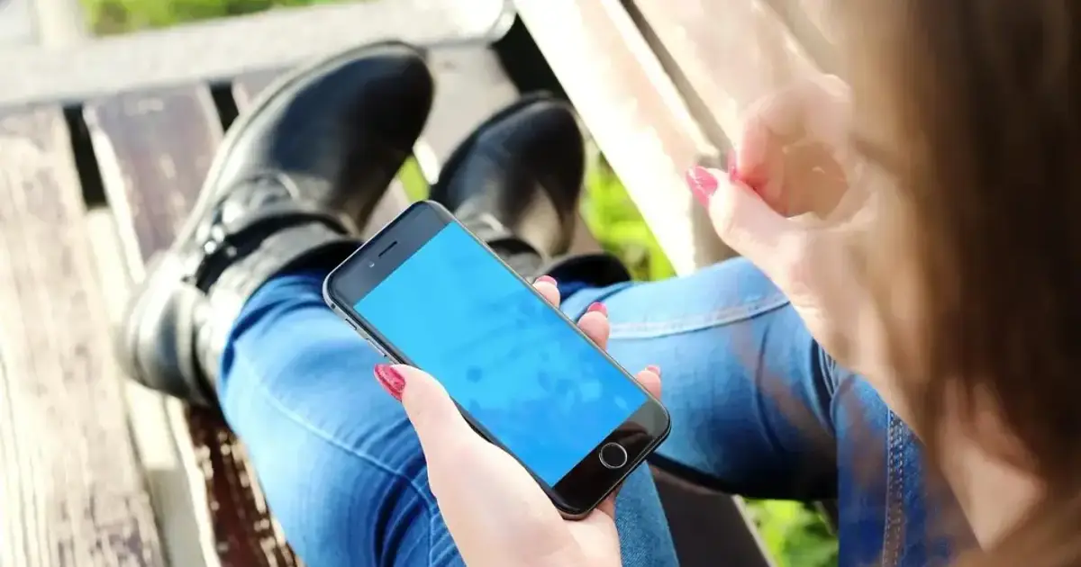 iphone, hand, girl, smartphone, mobile phone, cell phone, phone, screen, style, touchscreen, communication, device, technology, iphone 6, apple, iphone, iphone, iphone, smartphone, smartphone, smartphone, mobile phone, m