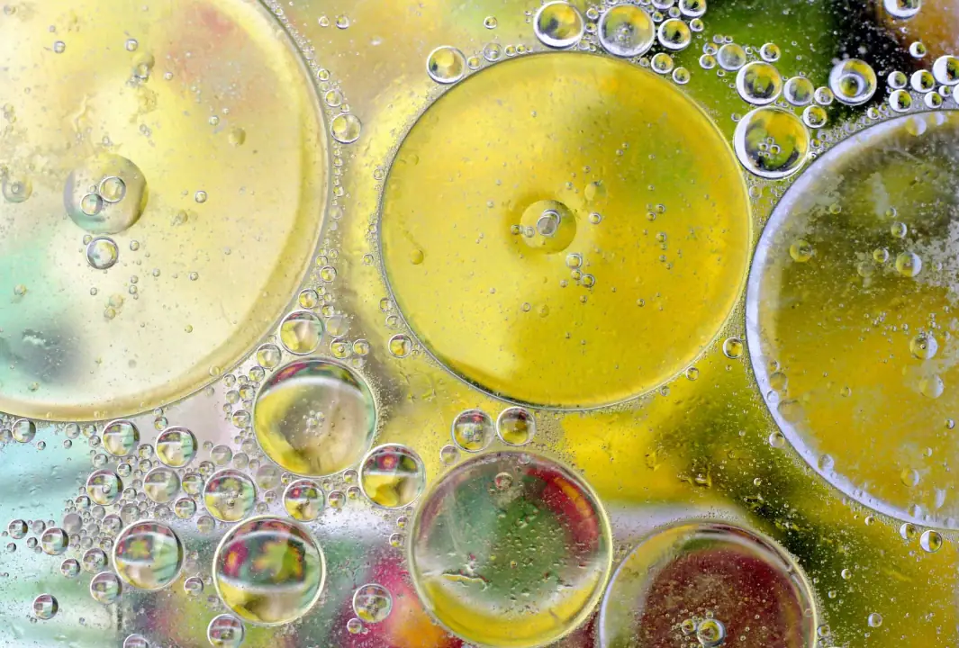 Lp(a): the one-and-done test: Vivid abstract close-up of oil and water bubbles creating colorful patterns.