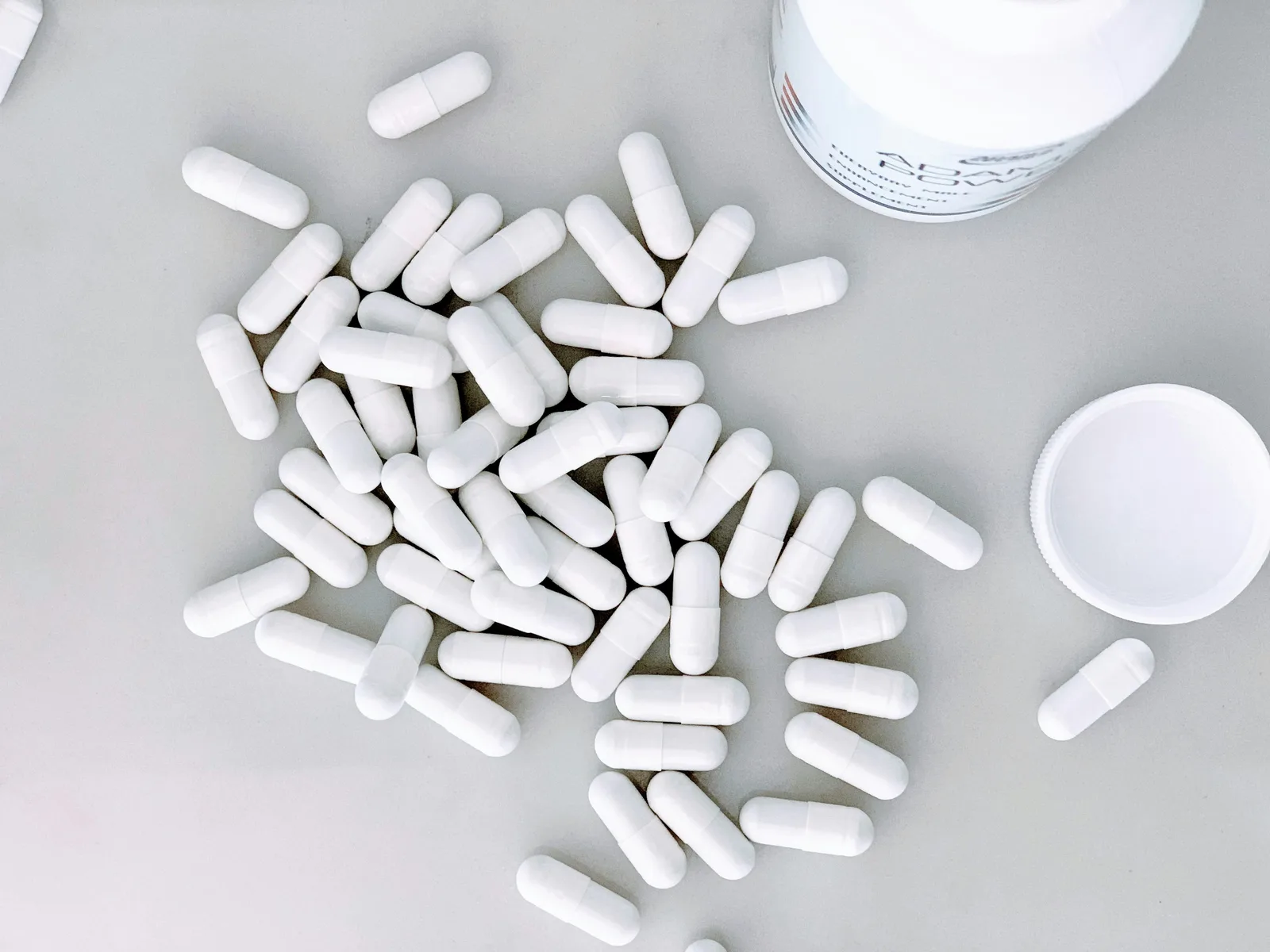 Why NAC wins for most users: white medication capsules