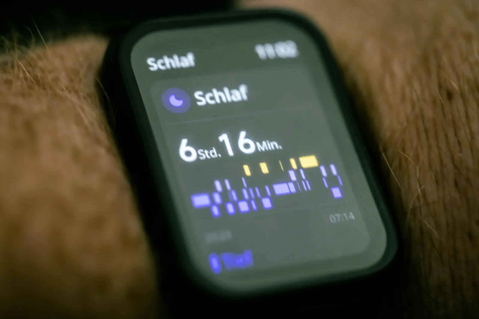 Better heuristics than sleep score: Close-up of a smartwatch displaying sleep tracking data in German.
