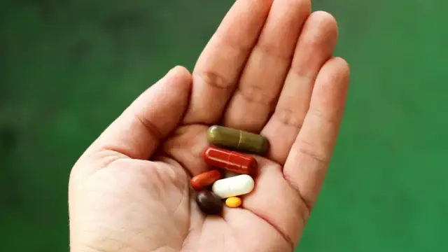 hand, tablets, capsules, health, disease, taking, pills, therapy, seeks, side effects