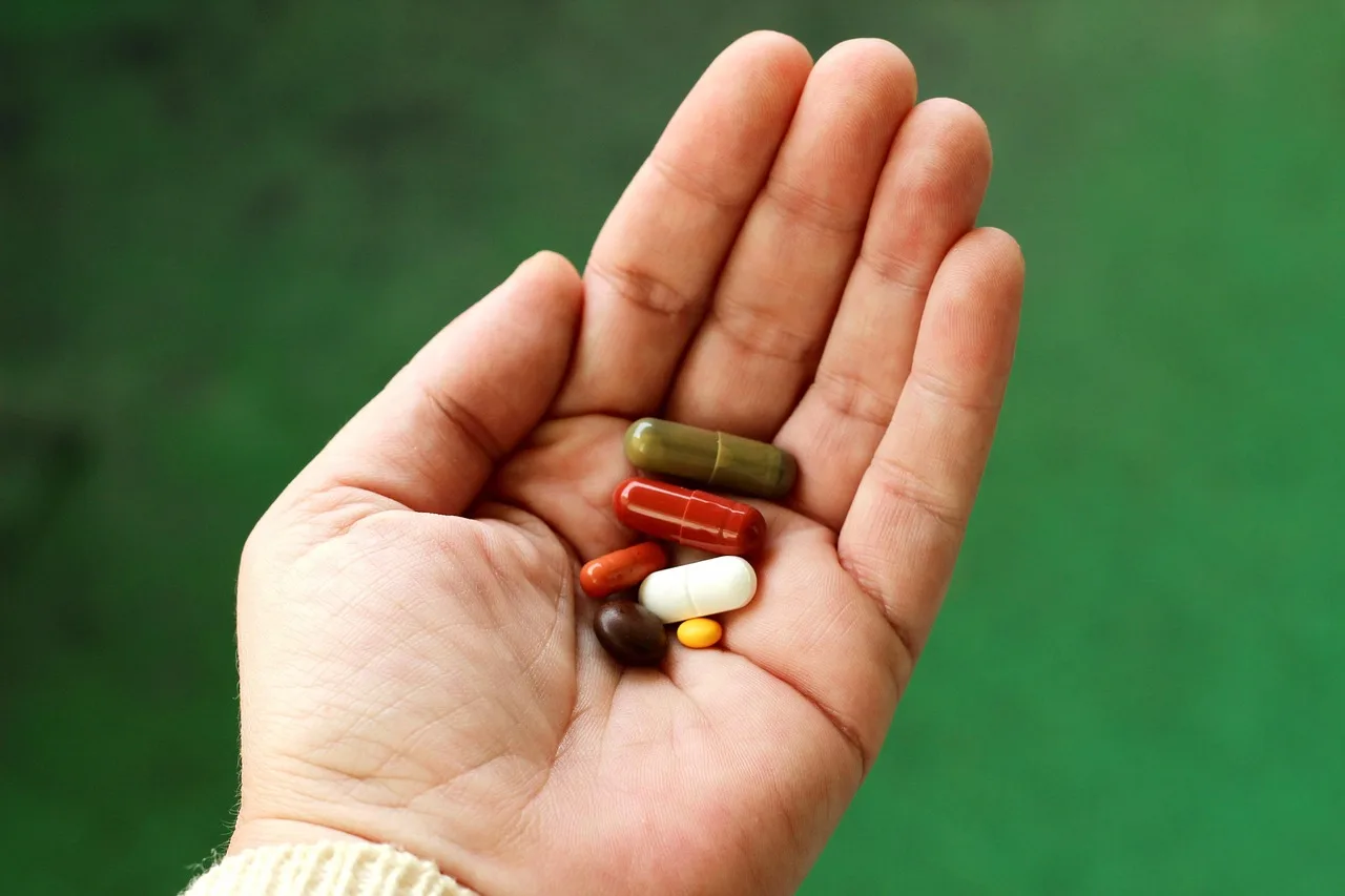 Side effects by category: hand, tablets, capsules, health, disease, taking, pills, therapy, seeks, side effects