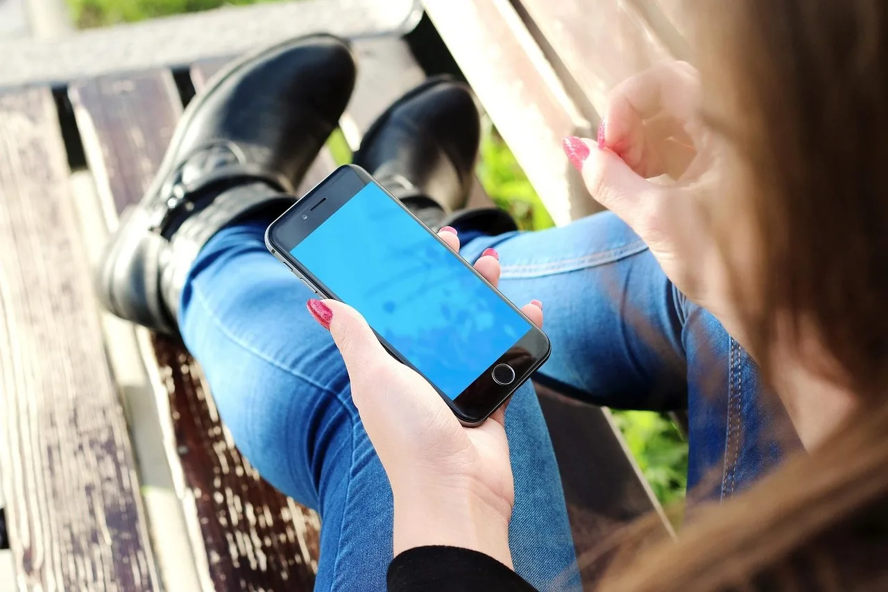 Device-by-device: iphone, hand, girl, smartphone, mobile phone, cell phone, phone, screen, style, touchscreen, communication, device, tech